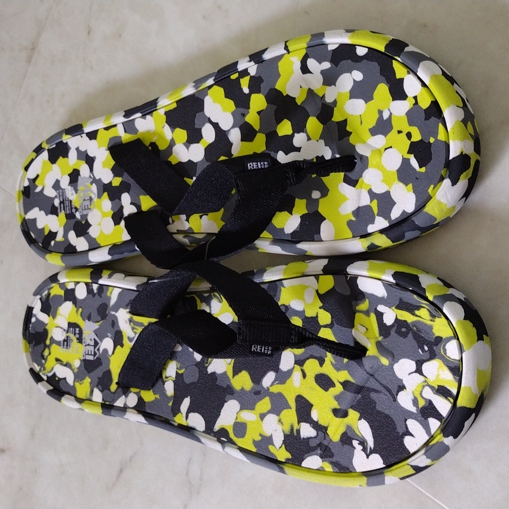 REL CO - OP flip flop sandals.